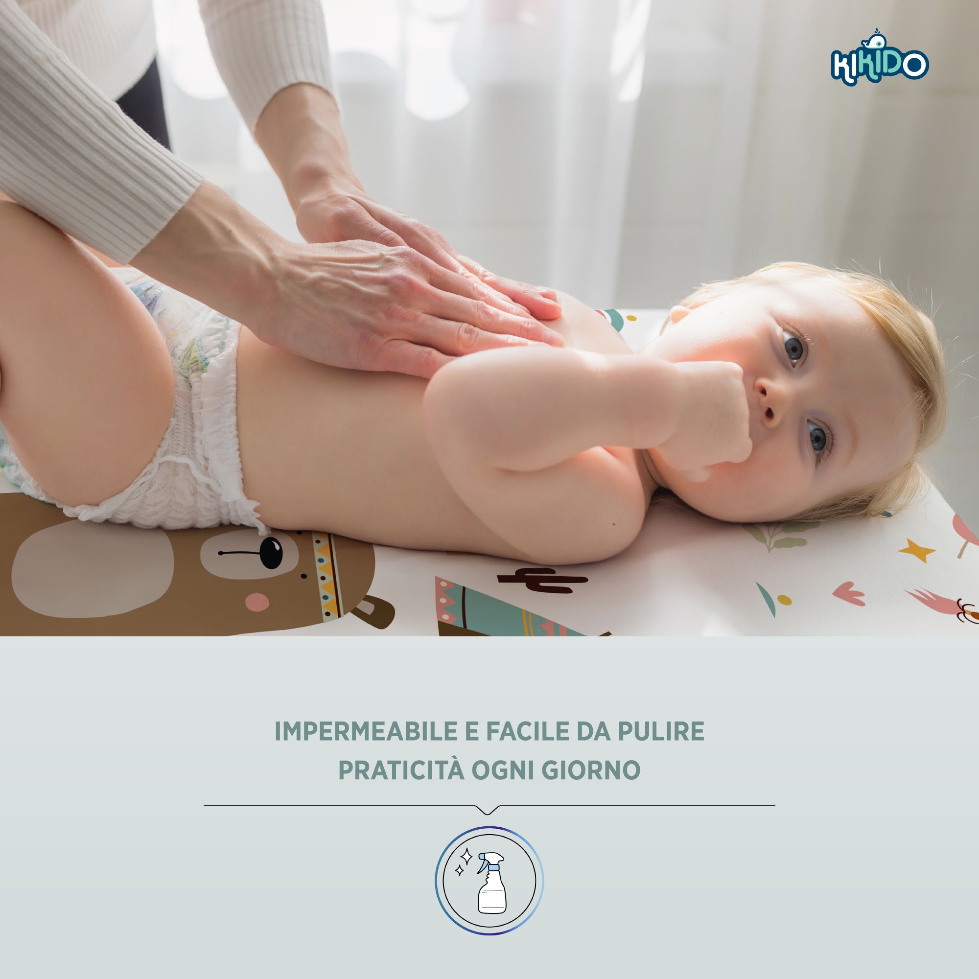 Baby op aankleedkussen. Berenmotief. Tekst: waterdicht & gemakkelijk schoon te maken. Kikido-logo.