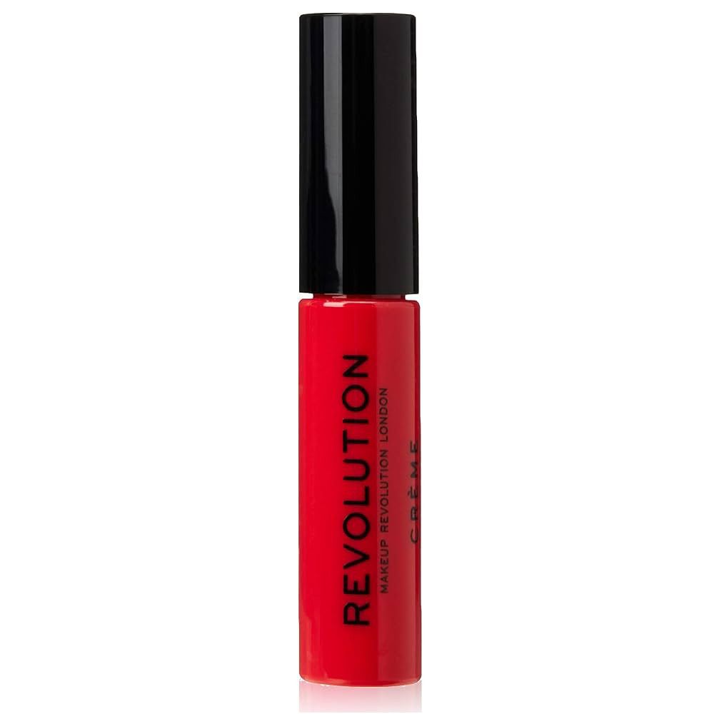 Rouge à lèvres crème rouge Makeup Revolution. Capuchon noir. Nom du produit et marque sur le flacon.
