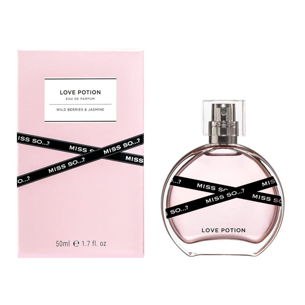 Boîte rose et flacon. Boîte avec texte: "LOVE POTION", "Eau de Parfum", "WILD BERRIES & JASMINE". Flacon comme image 1.