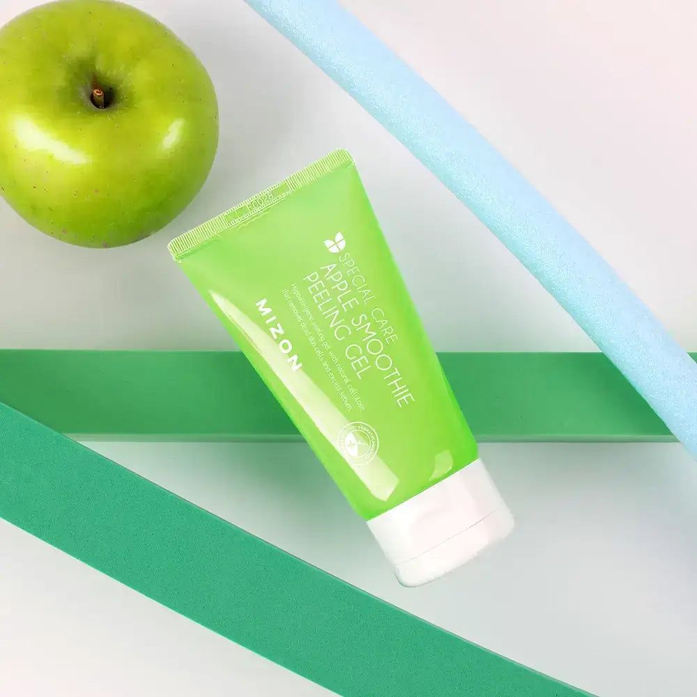 Groene tube met tekst: MIZON Apple Smoothie Peeling Gel. Naast appel en gekleurde strepen.