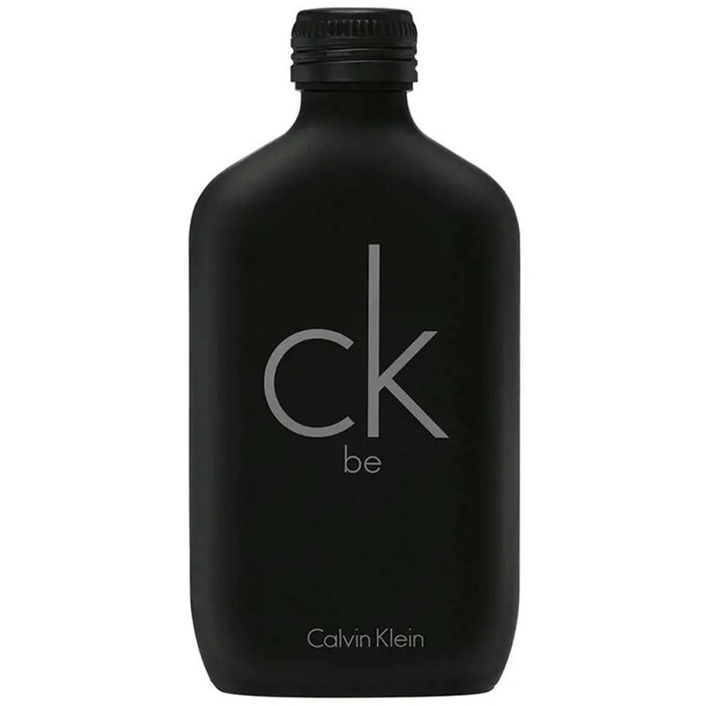 Zwarte fles met wit "ck be" logo en "Calvin Klein" opschrift.