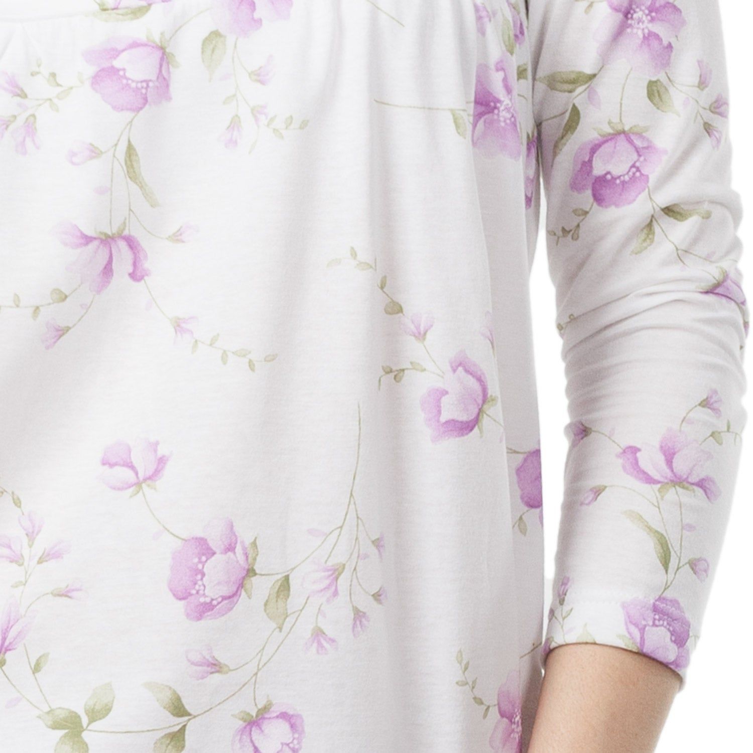 Gros plan sur le motif floral sur tissu blanc. Fleurs violettes et feuilles vertes.