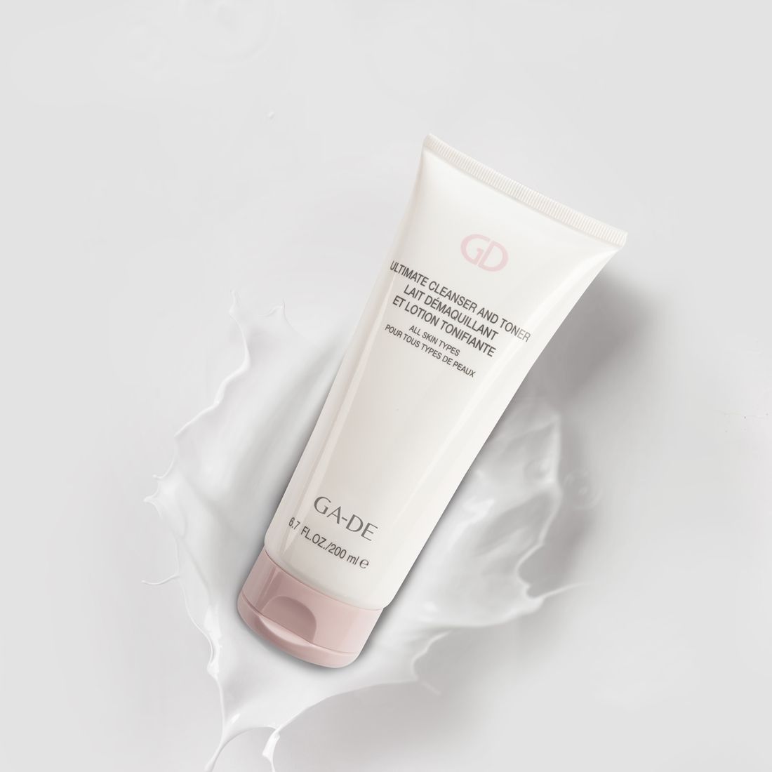 Wit-roze tube. Opschrift: Ultimate Cleanser and Toner, Ga-De. 200 ml.