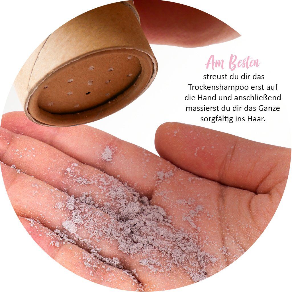 Main avec poudre de shampooing sec. Emballage ouvert. Texte: "Am Besten streust du dir das Trockenshampoo erst auf die Hand..."