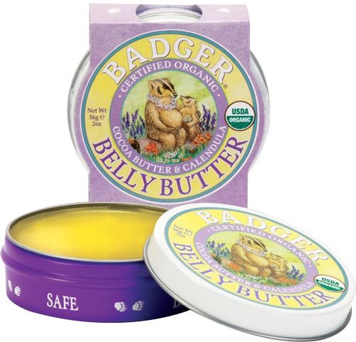 Ronde pot buikboter, paarse deksel. Opschrift BELLY BUTTER. USDA Organic zegel. Verpakking met das-illustratie.