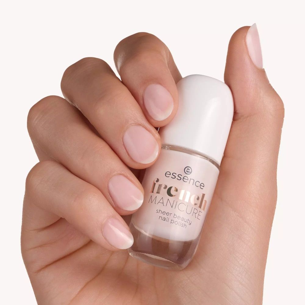 Hand met gelakte nagels en nagellakflesje. Opschrift: essence french manicure sheer beauty nail polish.