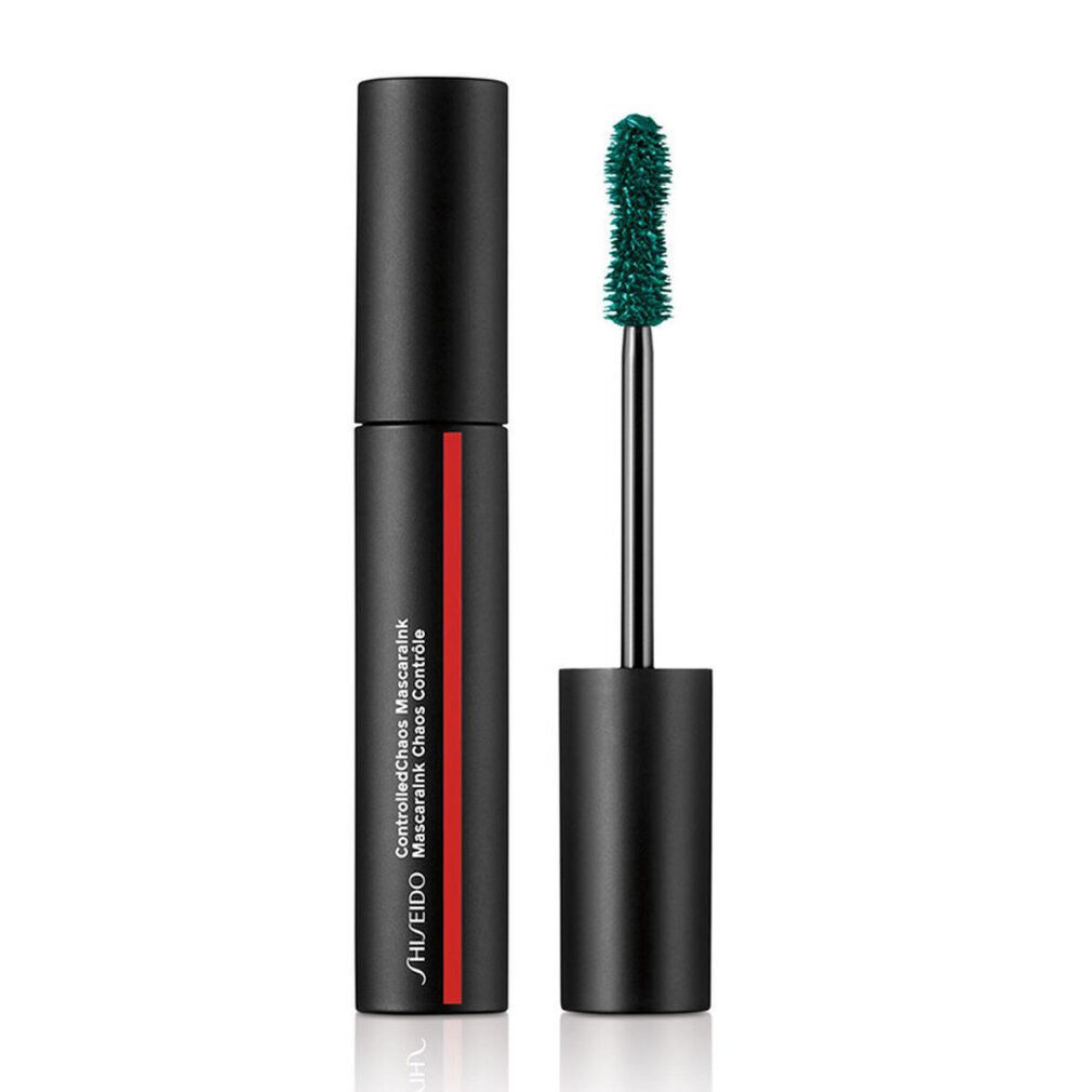 Tube de mascara noir avec brosse verte. Logo Shiseido et nom du produit. Le capuchon et la poignée de la brosse sont noirs.