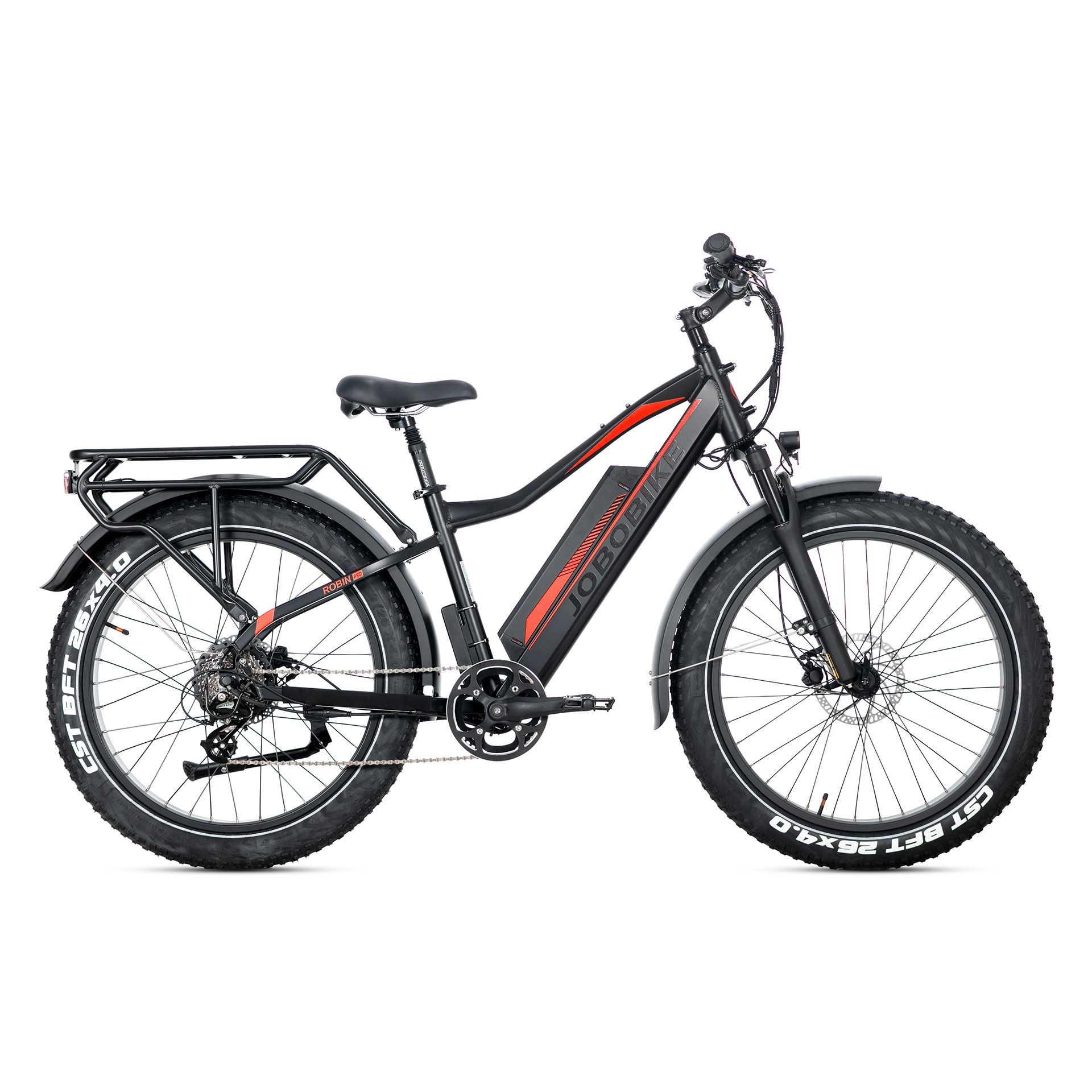 Zwarte elektrische mountainbike, zijaanzicht. Rode accenten, brede banden, bagagedrager. Zichtbaar: Shimano versnelling, JOBOBIKE logo.