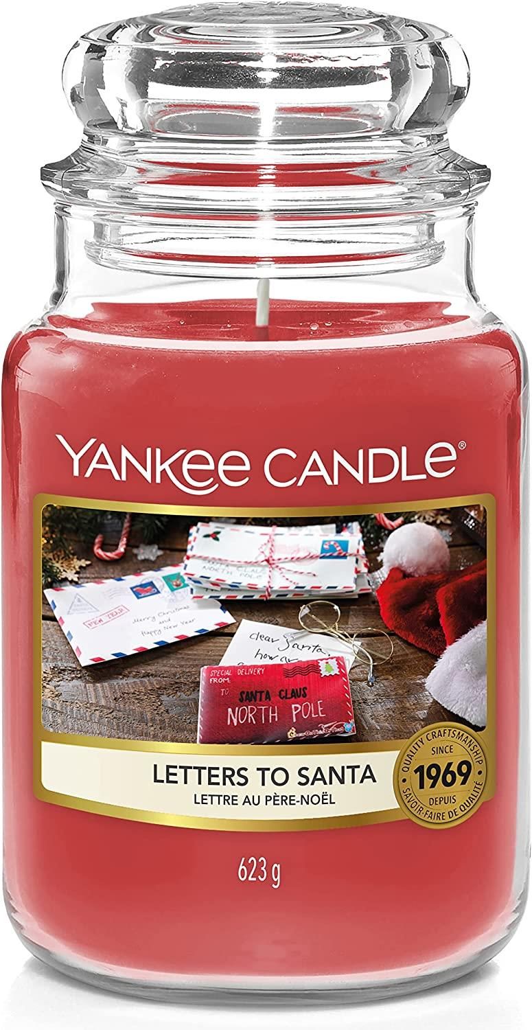 Bougie parfumée rouge en pot avec couvercle. Étiquette "Letters To Santa". Marque Yankee Candle. 623g.