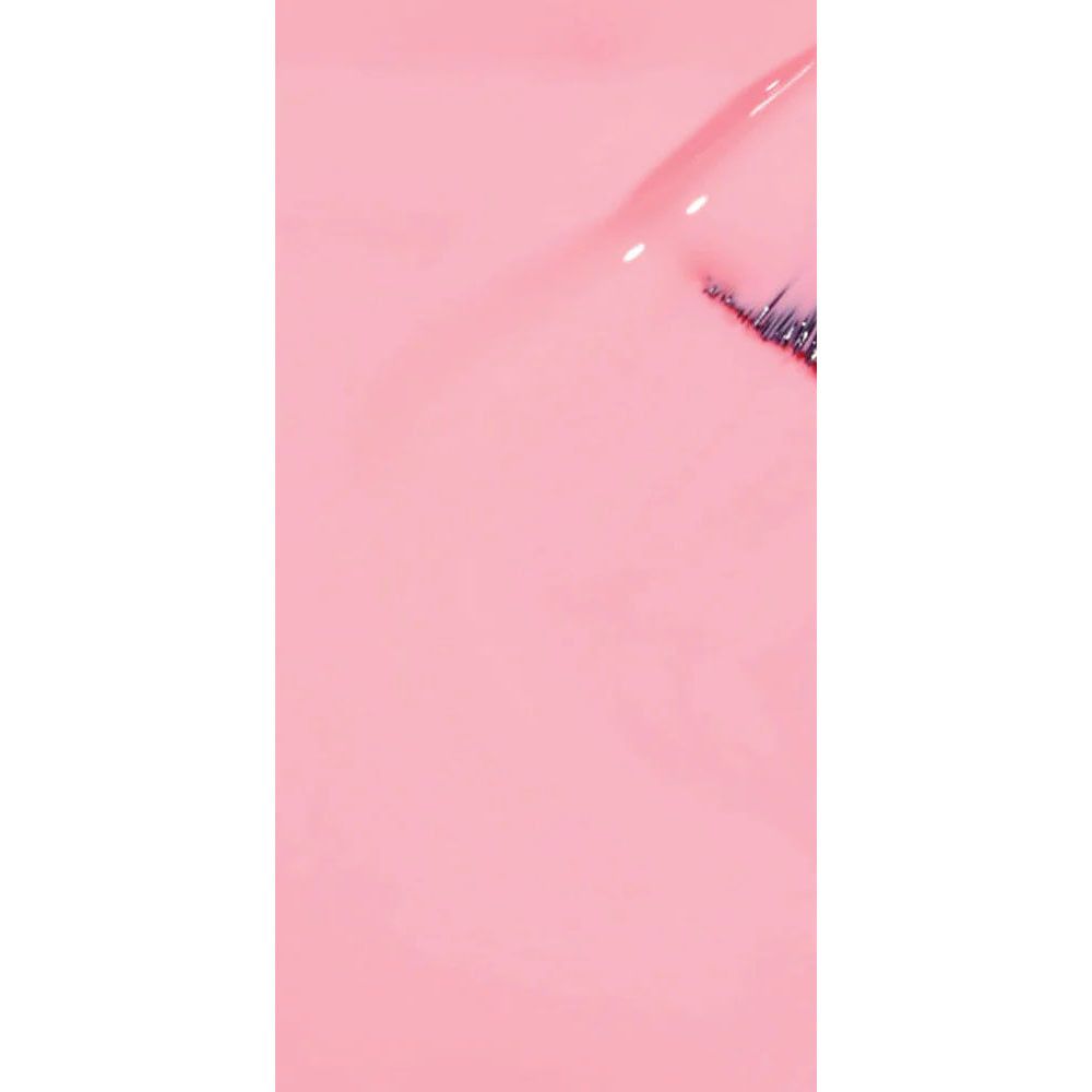 Roze nagellak met penseelstreek. De borstel is gedeeltelijk zichtbaar. De lak is glanzend.