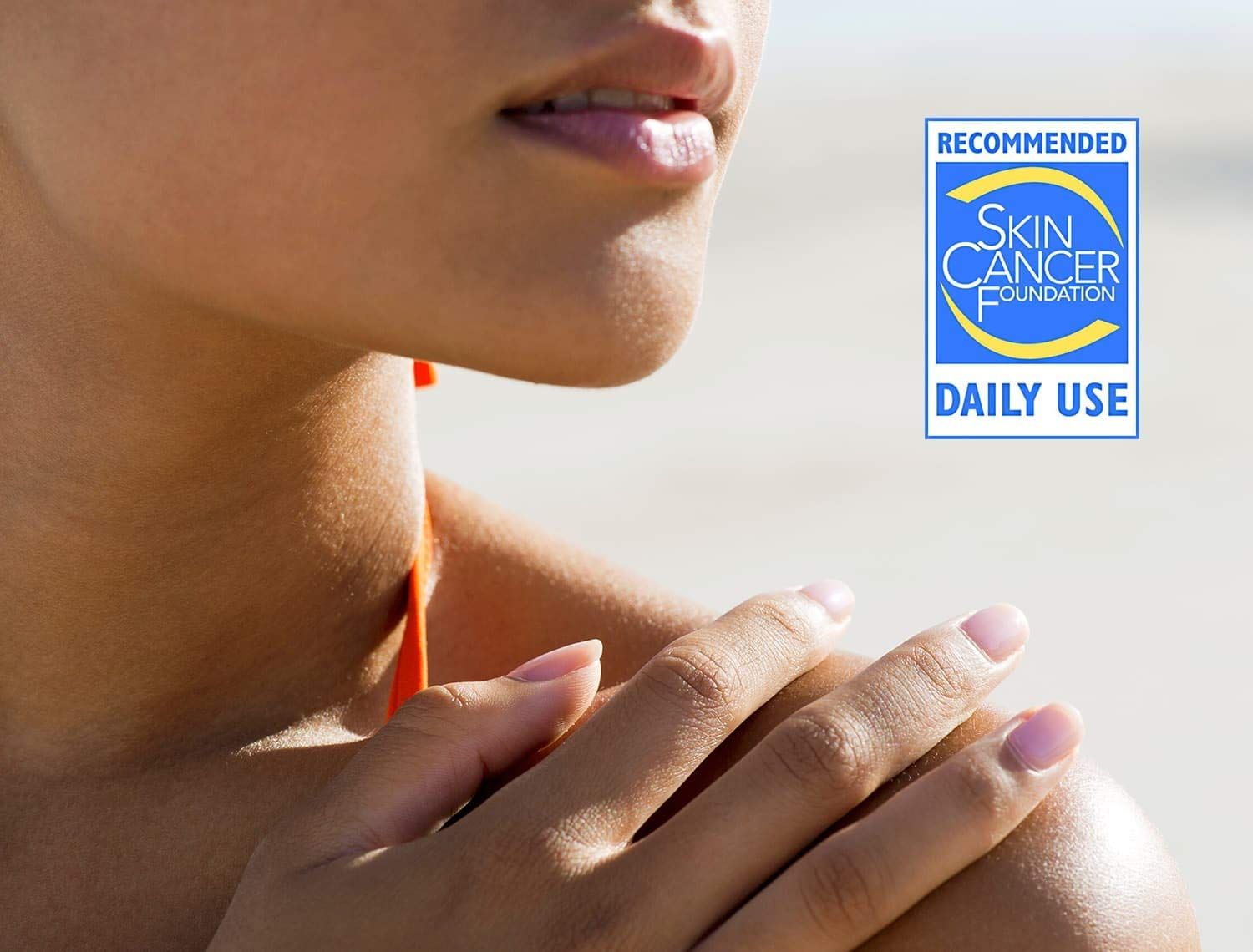 Femme avec la main sur l'épaule. Logo: Skin Cancer Foundation, Recommandé pour un usage quotidien.