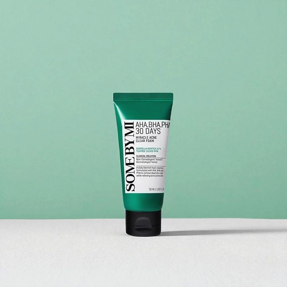 Groene tube met zwarte dop. Tekst: SOME BY MI, AHA.BHA.PHA 30 Days Miracle Acne Clear Foam. Opschrift: 50 ml.