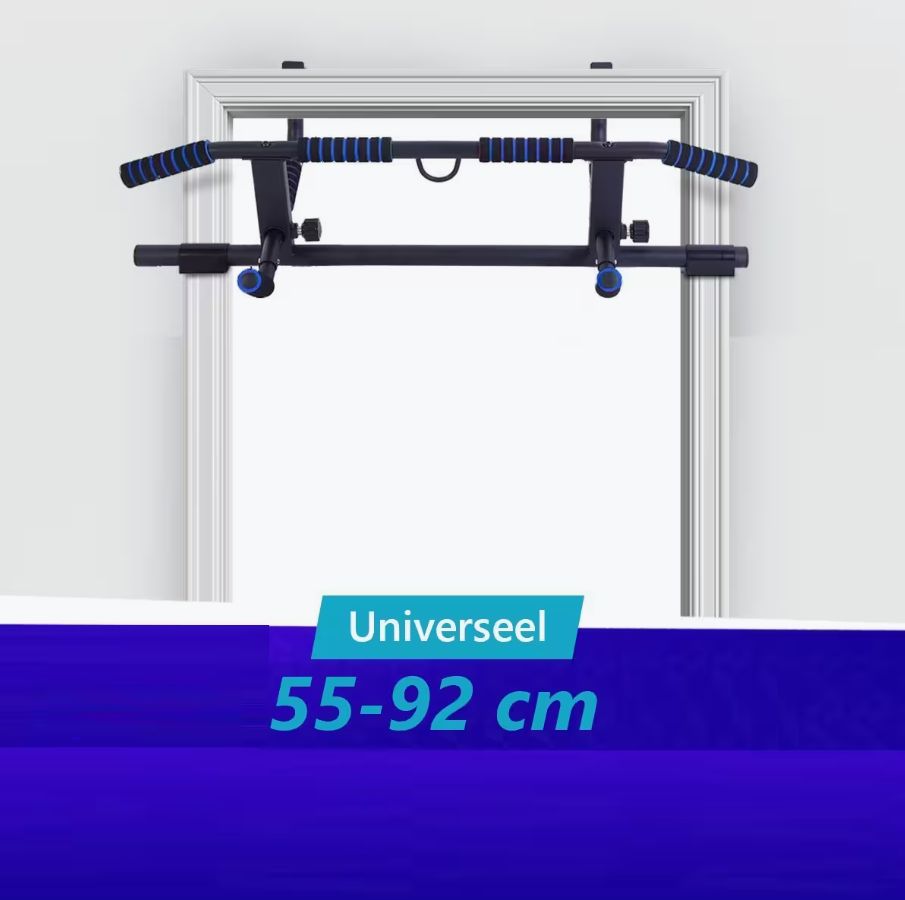 Barre de traction noire avec poignées bleues, fixée à un cadre de porte. Inscription : Universel 55-92 cm.