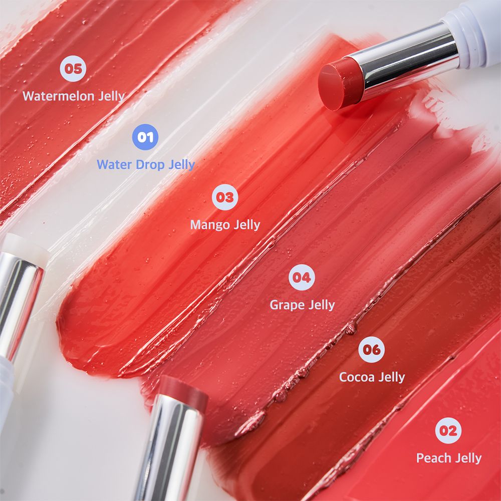 Verschillende kleuren lippenbalsem op een wit oppervlak. Op de lippenbalsemstiften staat "Ripplesh Jelly".