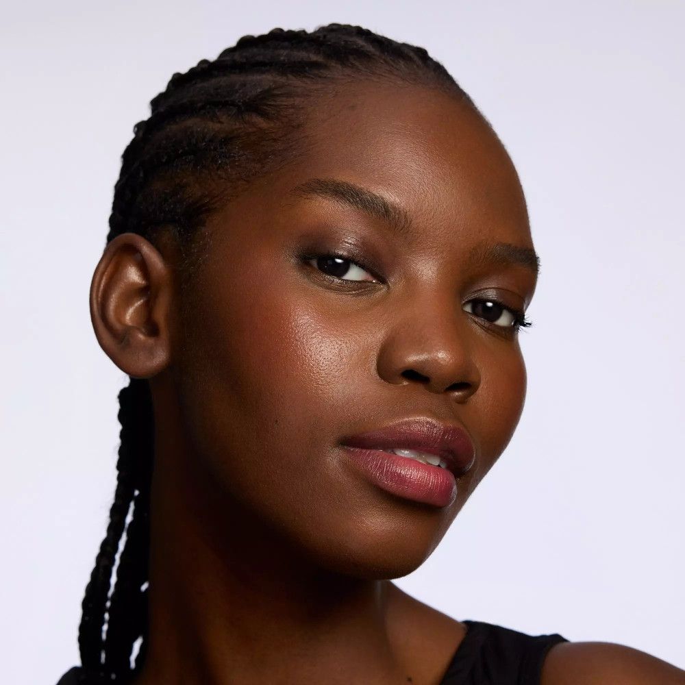 Portrait d'une femme à la peau foncée. Fard à joues et lèvres.
