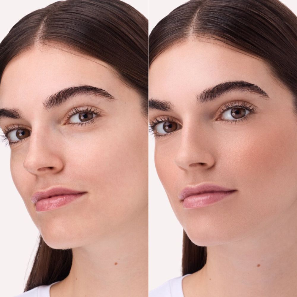 Deux portraits d'une femme. Gauche: sans maquillage. Droite: avec du blush sur les joues. Différence de couleur évidente.