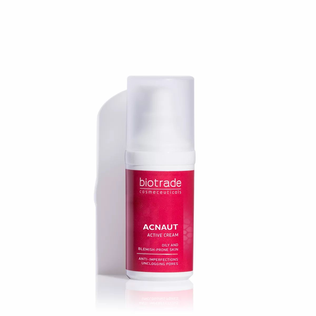Flacon de crème avec étiquette rouge. Inscription : Biotrade, ACNAUT ACTIVE CREAM. Pour peaux grasses et à imperfections.