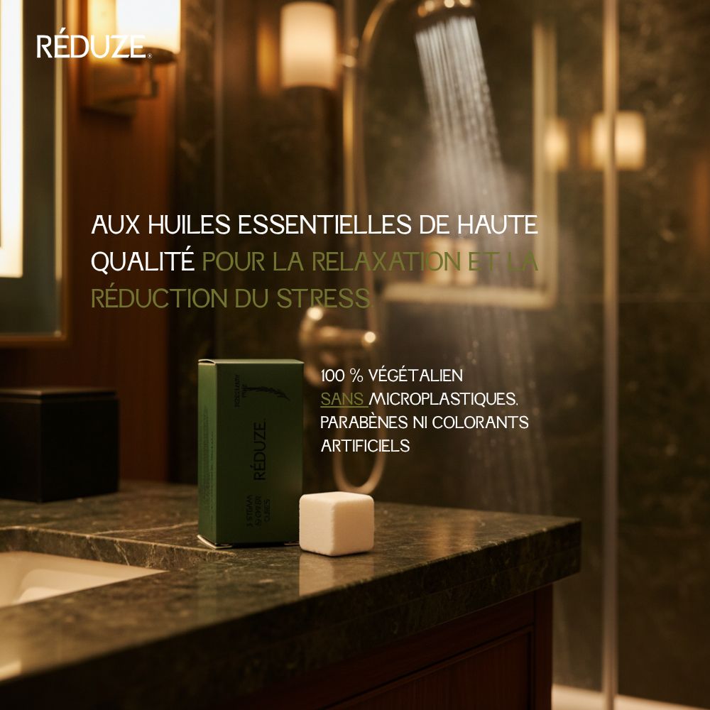 Scène avec cube de douche, boîte et texte. Logo RÉDUZE. Texte : 100% végétalien, sans microplastiques.