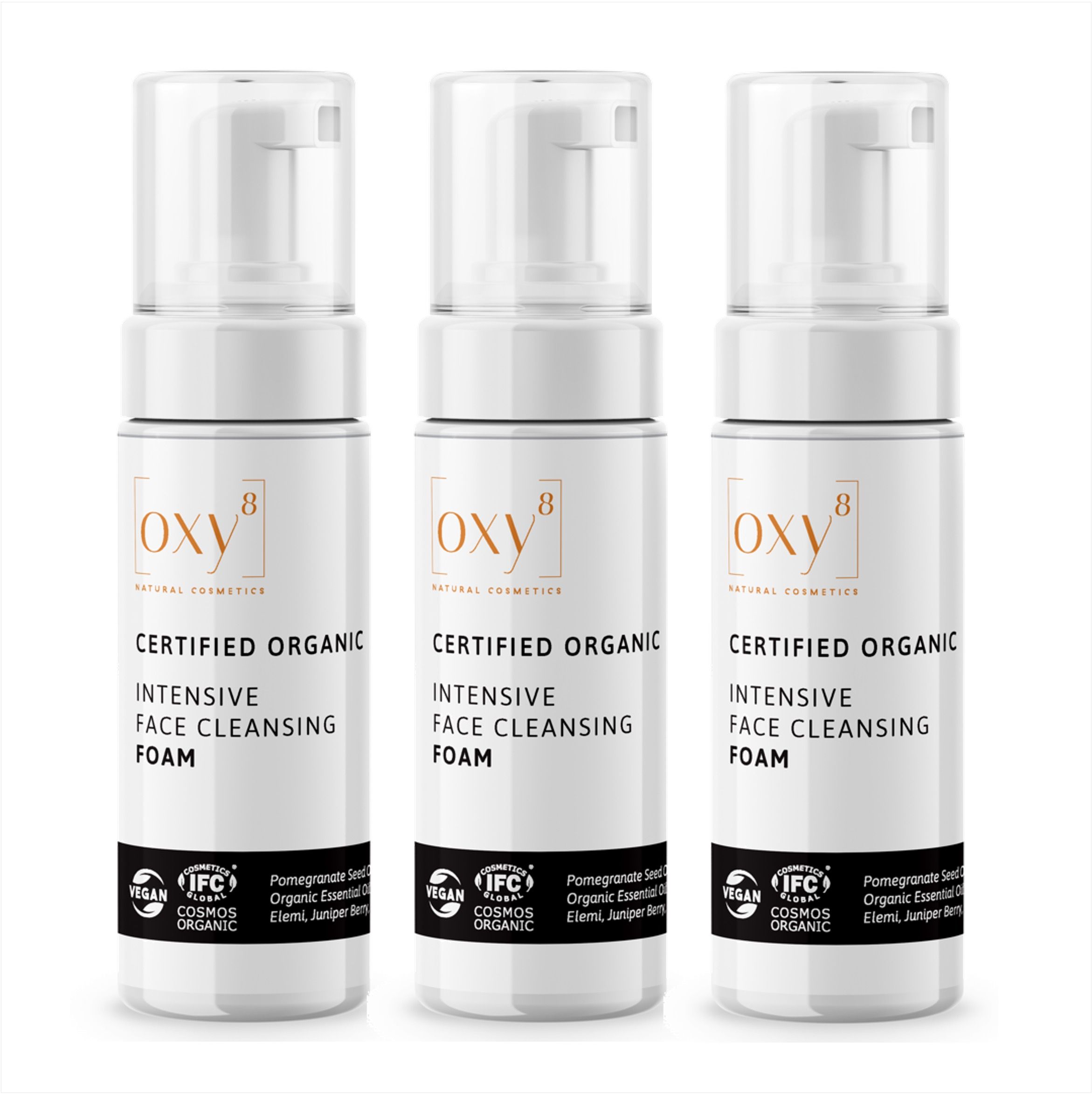 Trois flacons de mousse nettoyante. Design blanc avec pompe. Texte: oxy8, Certified Organic, Face Cleansing Foam.