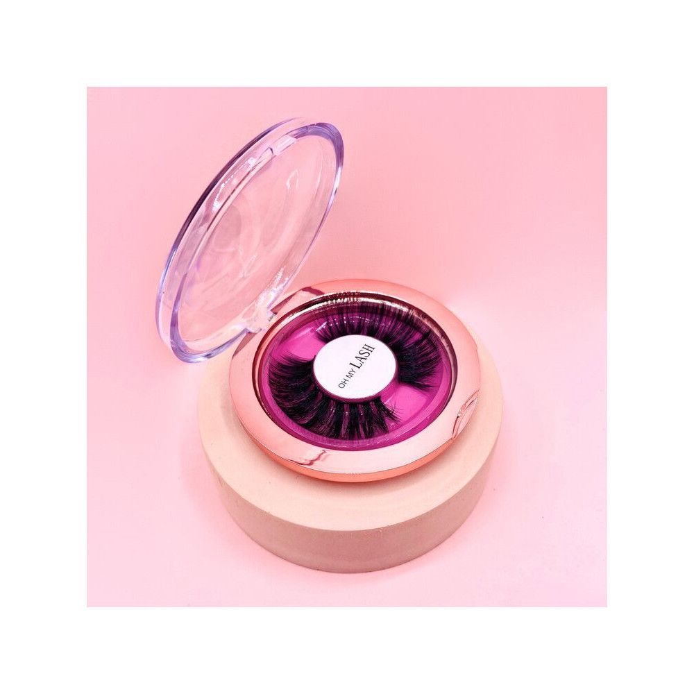 Boîte rose ronde ouverte contenant des faux cils. Inscription "Oh My Lash".
