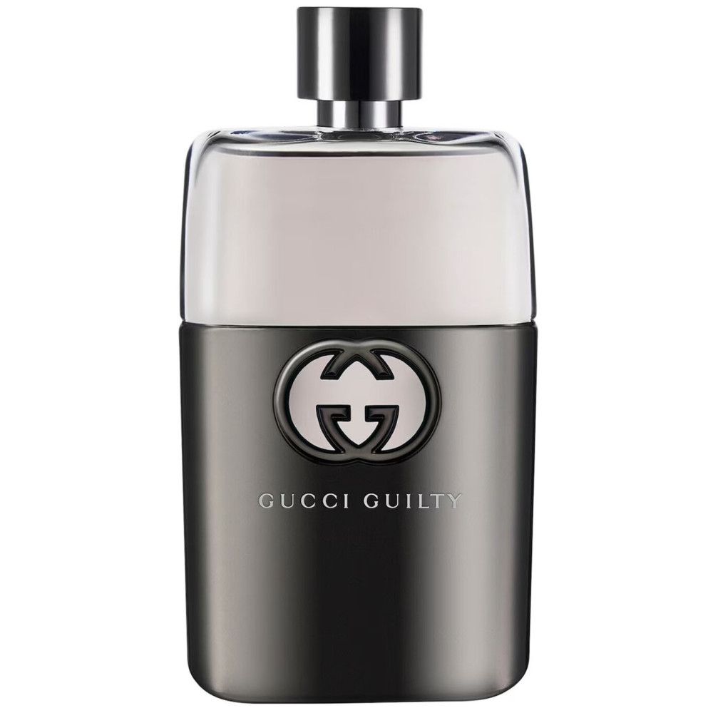 Flacon de Gucci Guilty Pour Homme. Flacon argenté avec logo. Fermeture métallique. Sur fond blanc.