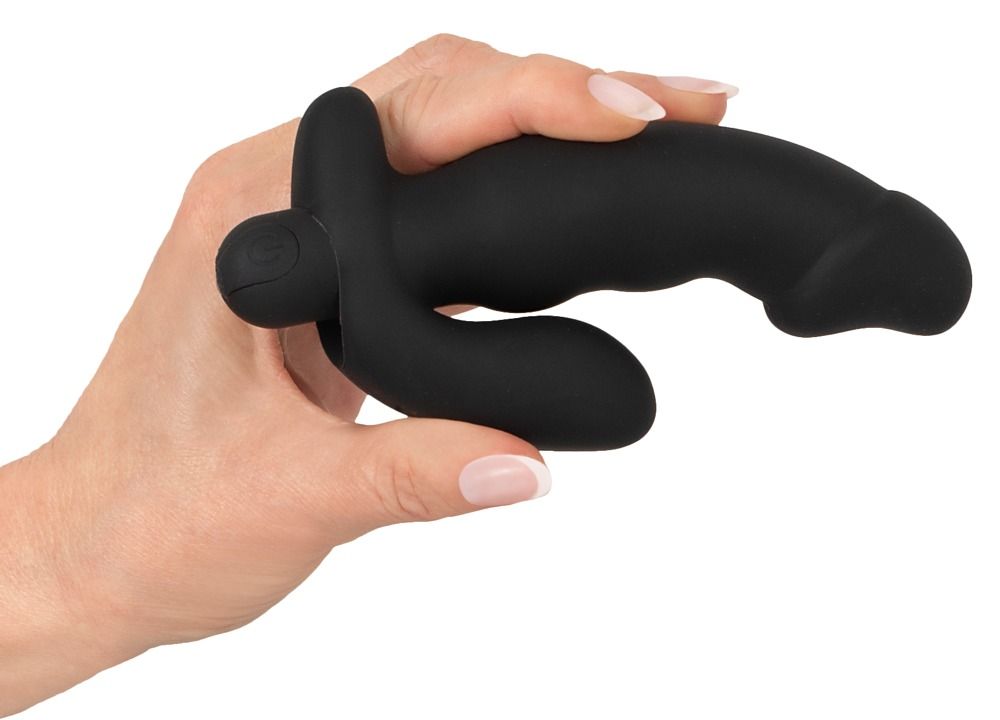 Zwarte, cock-vormige buttplug met vibratie. In hand gehouden. Gebogen vorm, knop met symbool.