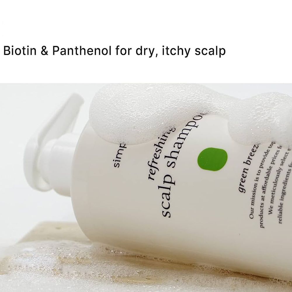 Witte shampoo fles met pomp en schuim. Opschrift: simplyO refreshing scalp shampoo. Groen logo. Tekst: Biotine & Panthenol.