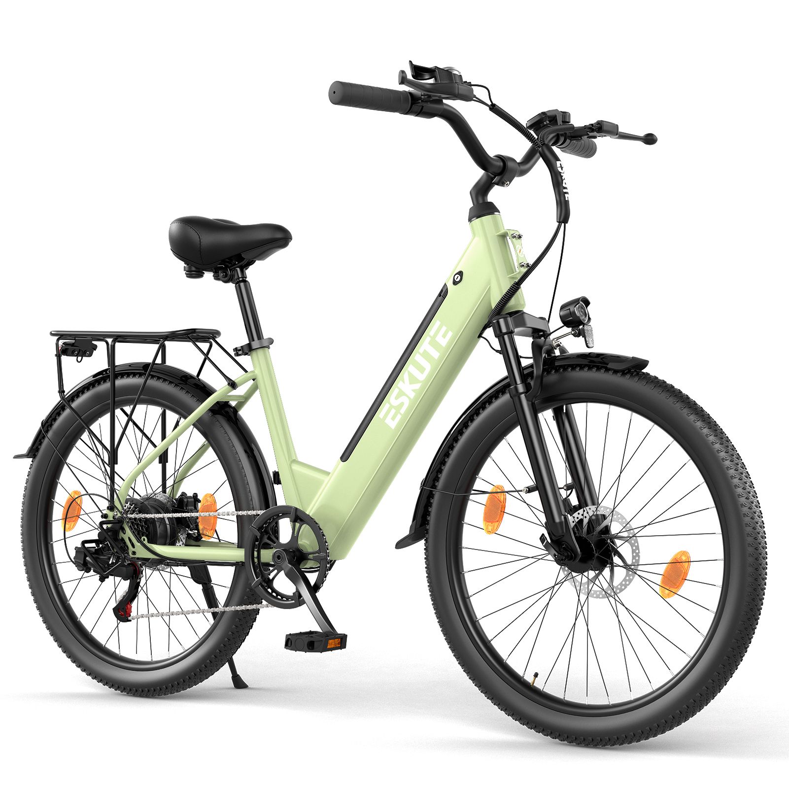 Vélo électrique vert clair. Pneus, garde-boue et guidon noirs. Porte-bagages arrière. Logo ESKUTE sur le cadre.