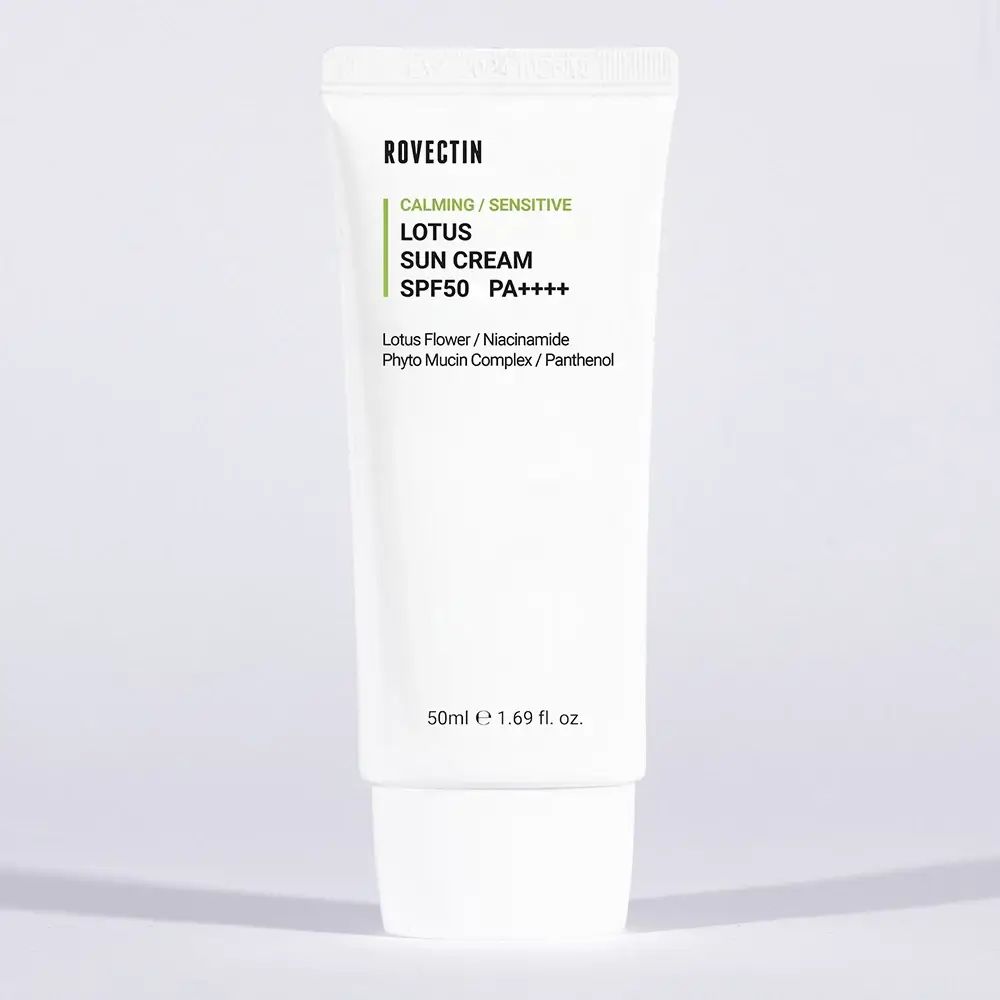 Witte tube met groene tekst. ROVECTIN, CALMING/SENSITIVE, LOTUS SUN CREAM SPF50 PA++++. Ingrediënten: Lotus Flower, Niacinamide, Phyto Mucin Complex, Panthenol.