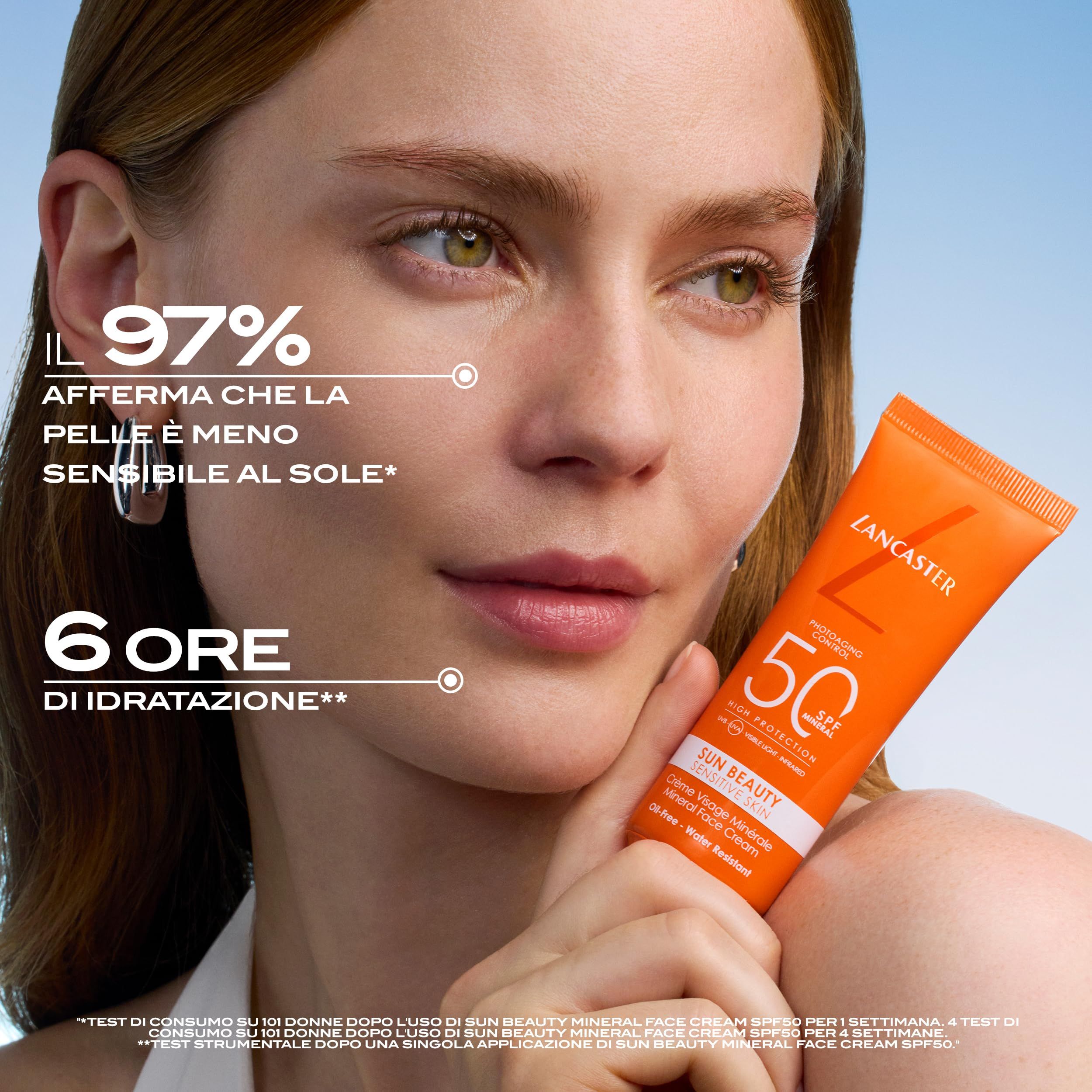 Femme tenant une crème solaire Lancaster, SPF 50.