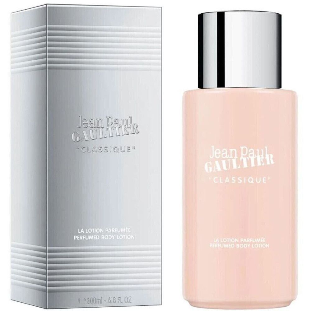 Flacon et boîte de lotion pour le corps rose. Inscription : Jean Paul Gaultier "Classique". Lotion parfumée pour le corps. Boîte argentée.