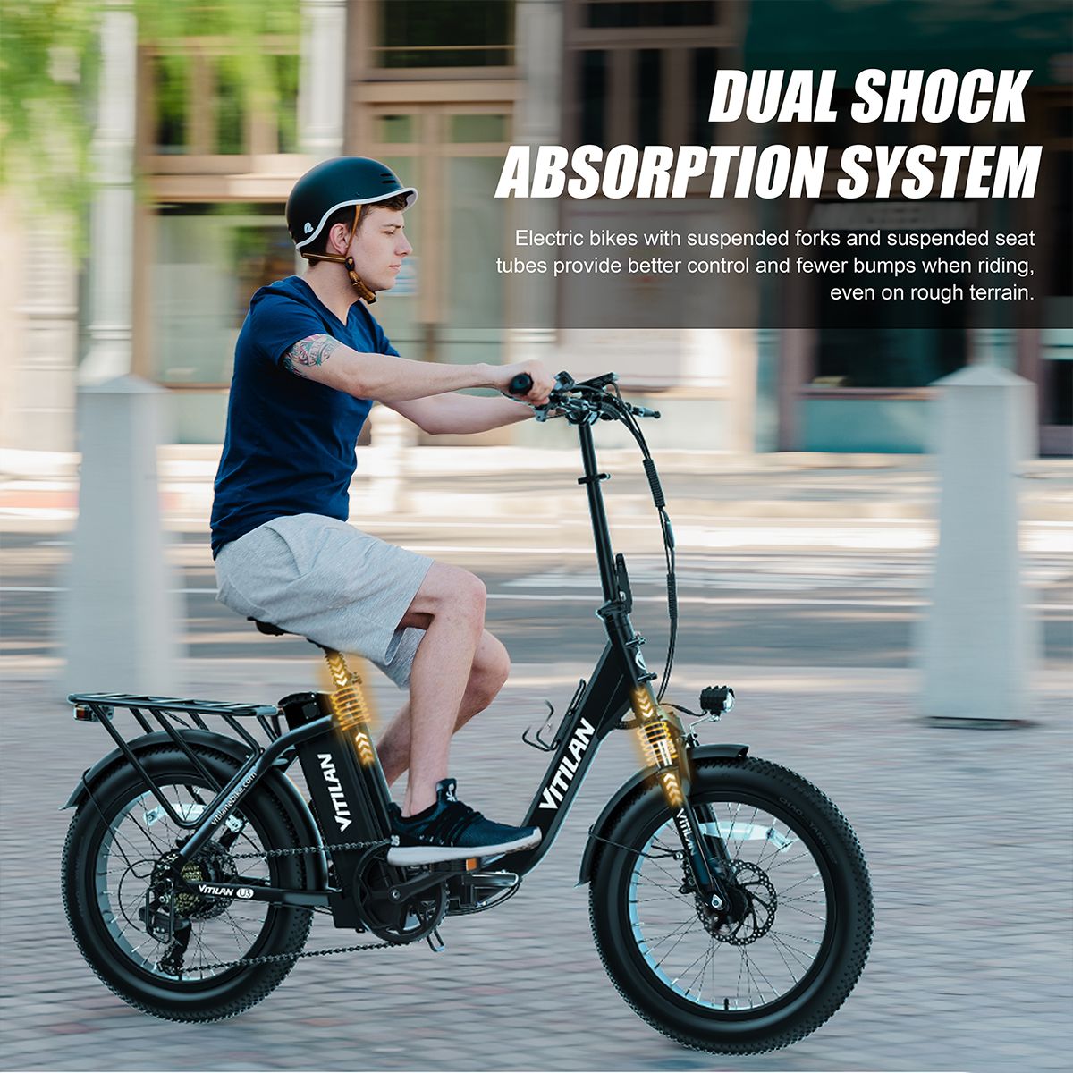 Personne faisant du vélo sur un vélo électrique noir. Marque VITILAN.