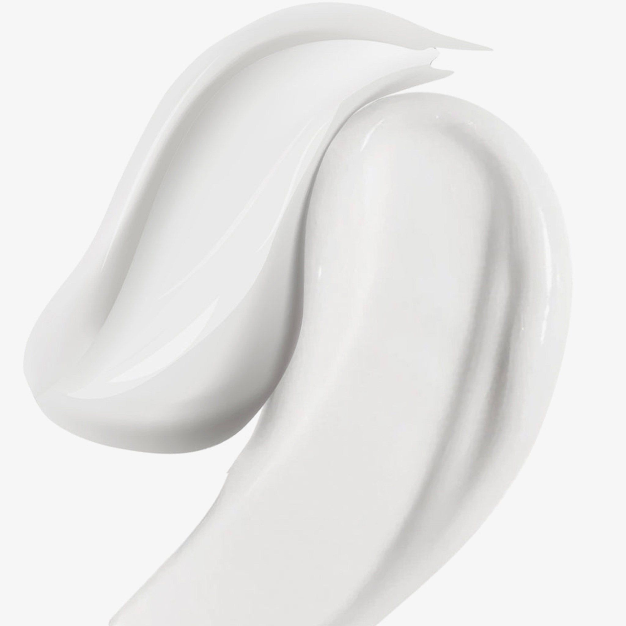 Deux bandes de produit crème sur fond blanc. Texture brillante.