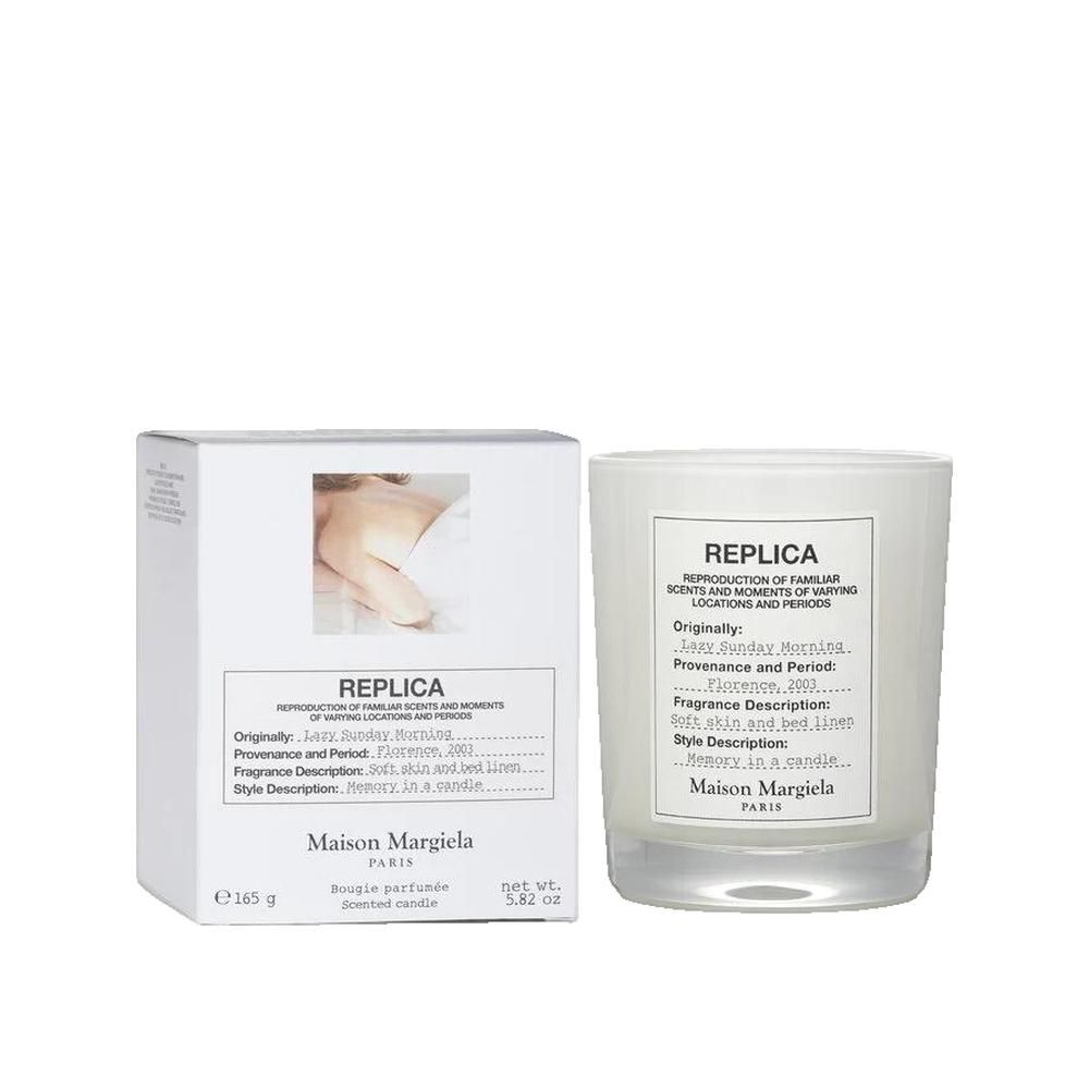 Bougie et emballage. Verre blanc avec étiquette. Boîte rectangulaire avec informations et logo.