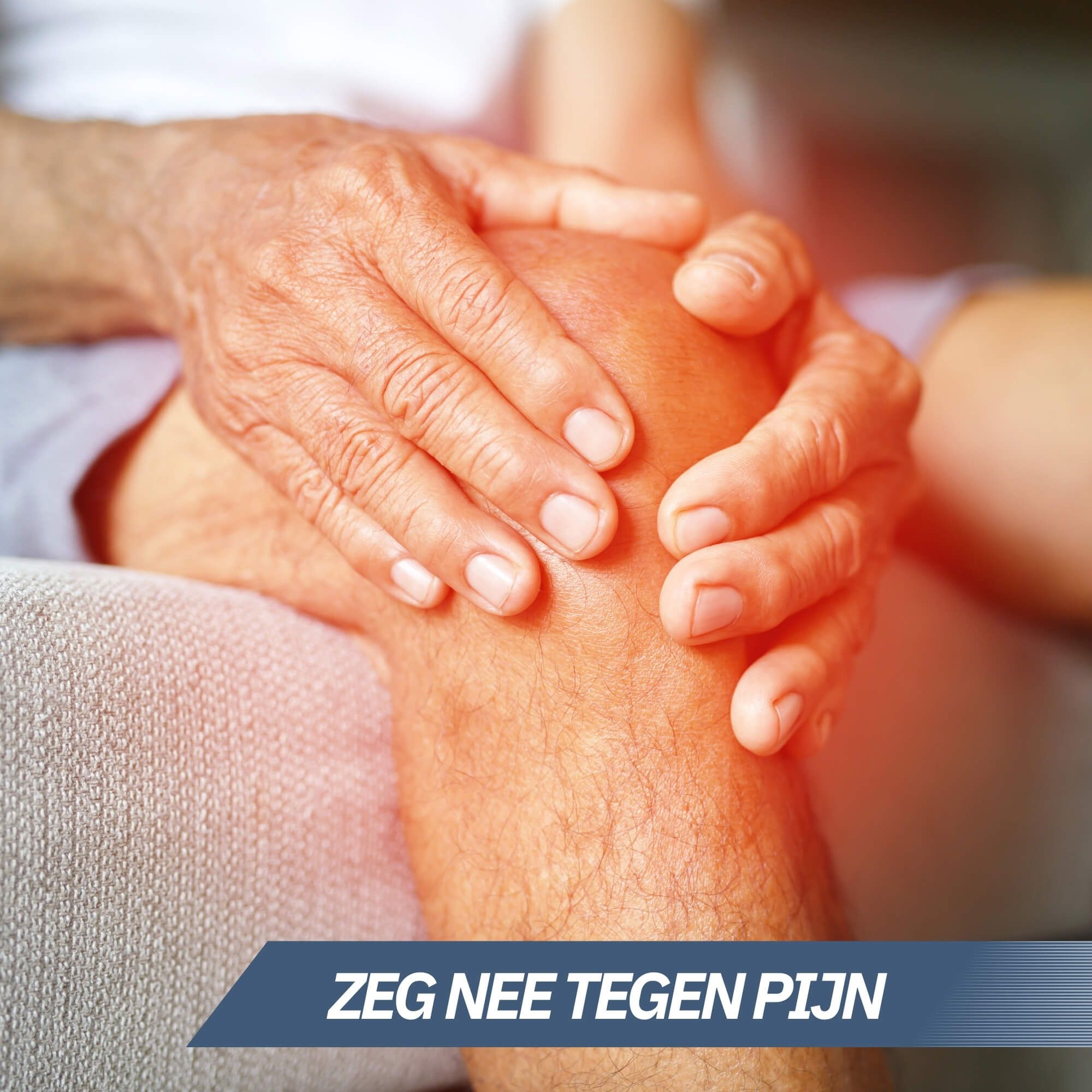 Handen om een pijnlijk, rood gemarkeerd, kniegewricht.