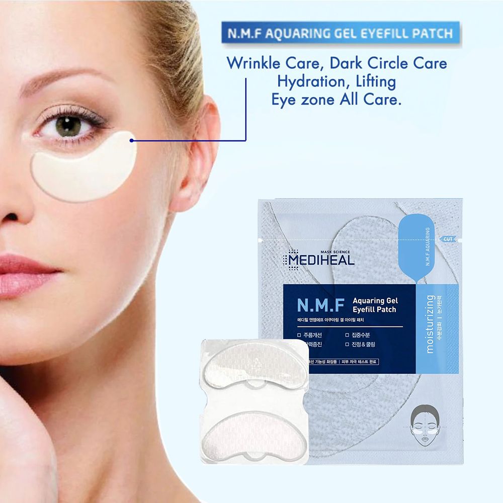 Visage d'une femme avec patchs pour les yeux. Emballage et patchs visibles. Texte: MEDIHEAL N.M.F Aquaring Gel Eyefill Patch.