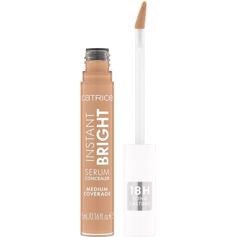Flacon de correcteur avec applicateur. Inscription : Catrice, Instant Bright Serum Concealer, Medium Coverage, 18H Long Lasting.