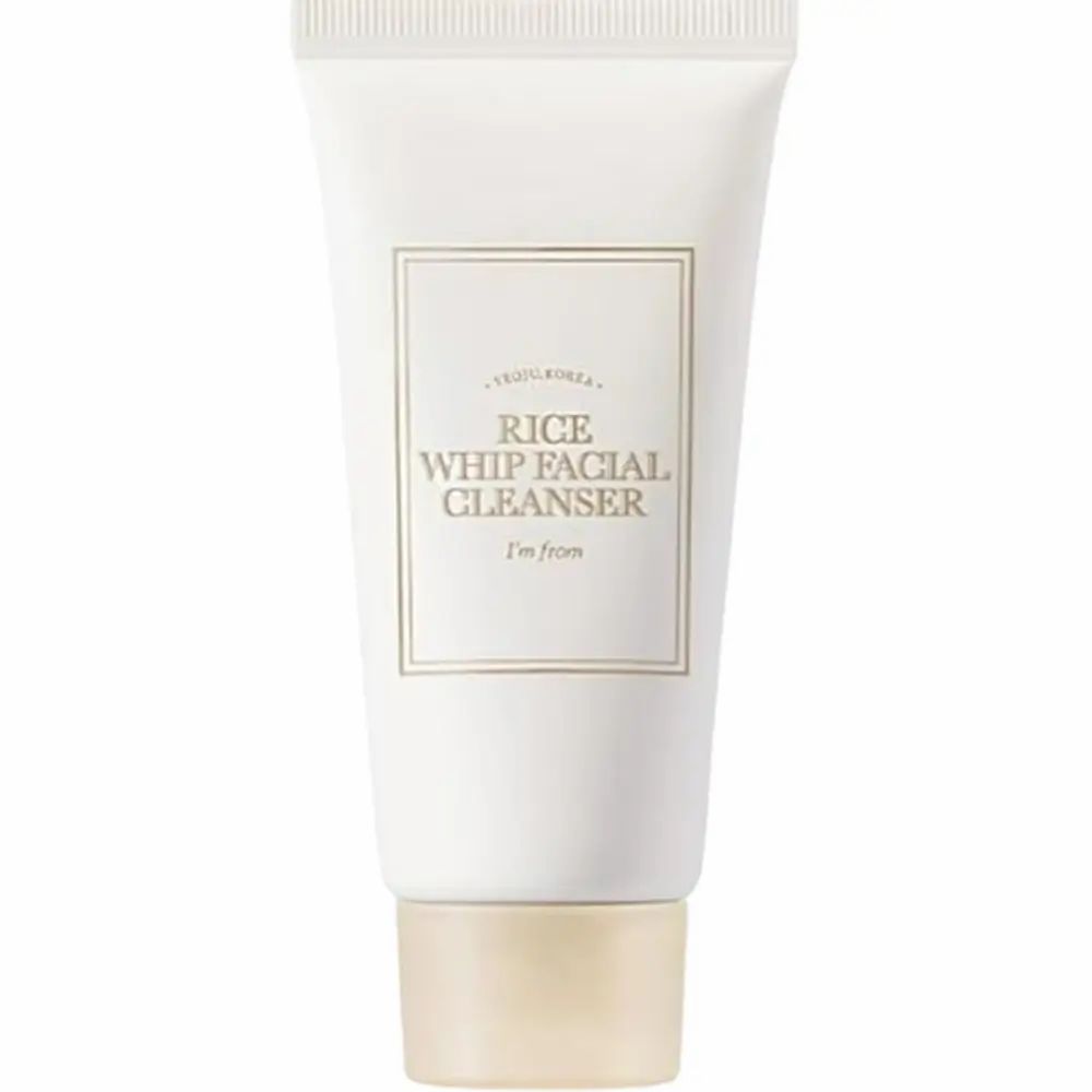Tube blanc avec étiquette marron et inscription "Rice Whip Facial Cleanser". Bouchon beige. Inscription "I'm from".