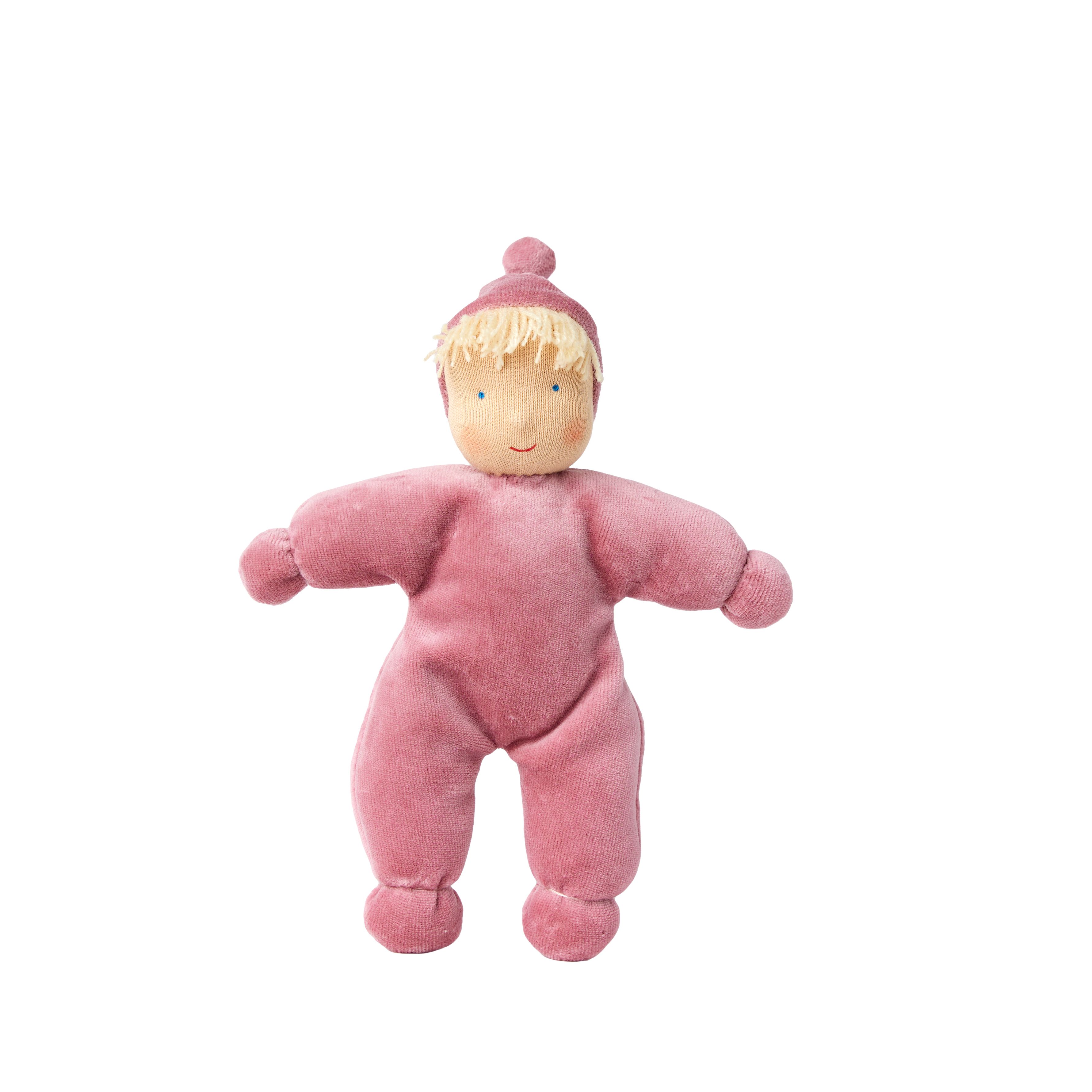 Roze stoffen pop. Pop met blond haar, roze muts en roze overall. Armen en benen zijn rond van vorm.