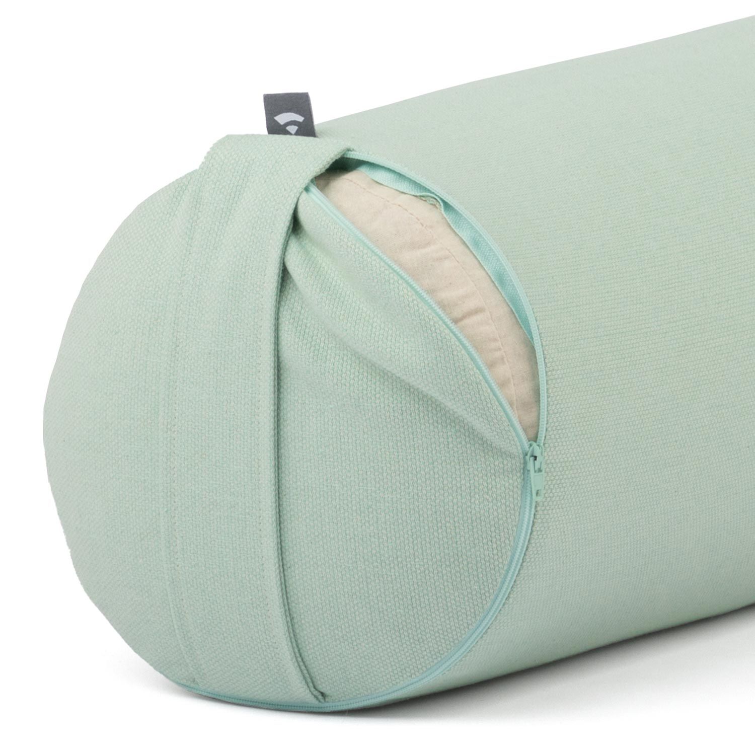 Close-up van een yoga bolster. Mintgroene stoffen hoes met ritssluiting. Binnenkussen zichtbaar.