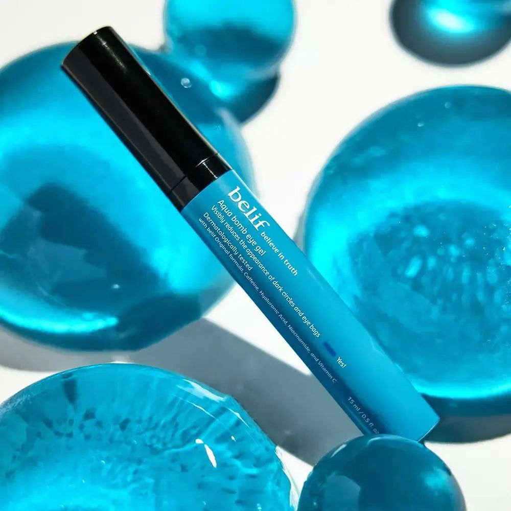 Belif Aqua Bomb Eye Gel tussen blauwe bollen.