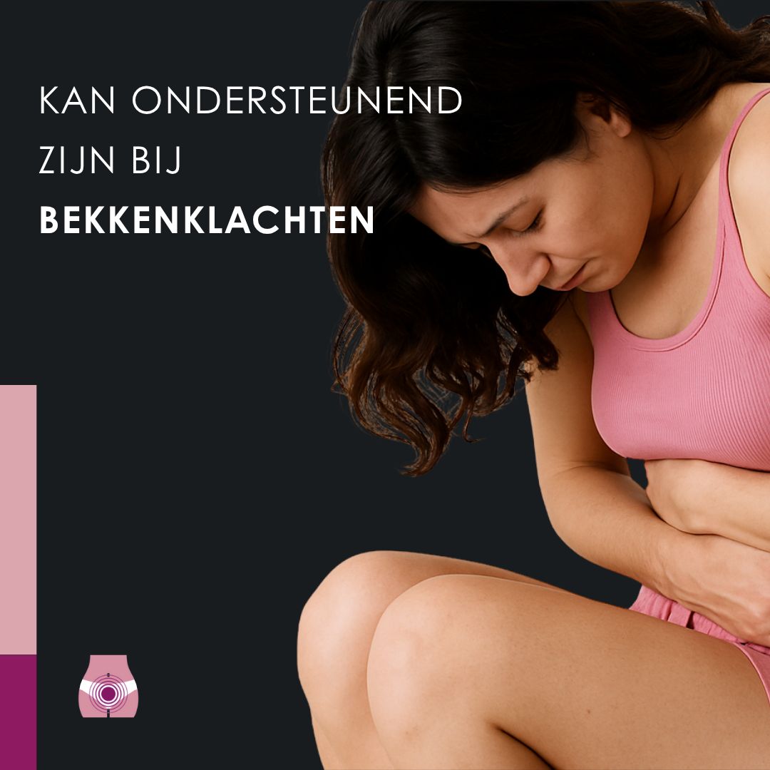 Vrouw met buikpijn. Tekst: KAN ONDERSTEUNEND ZIJN BIJ BEKKENKLACHTEN. Roze topje.