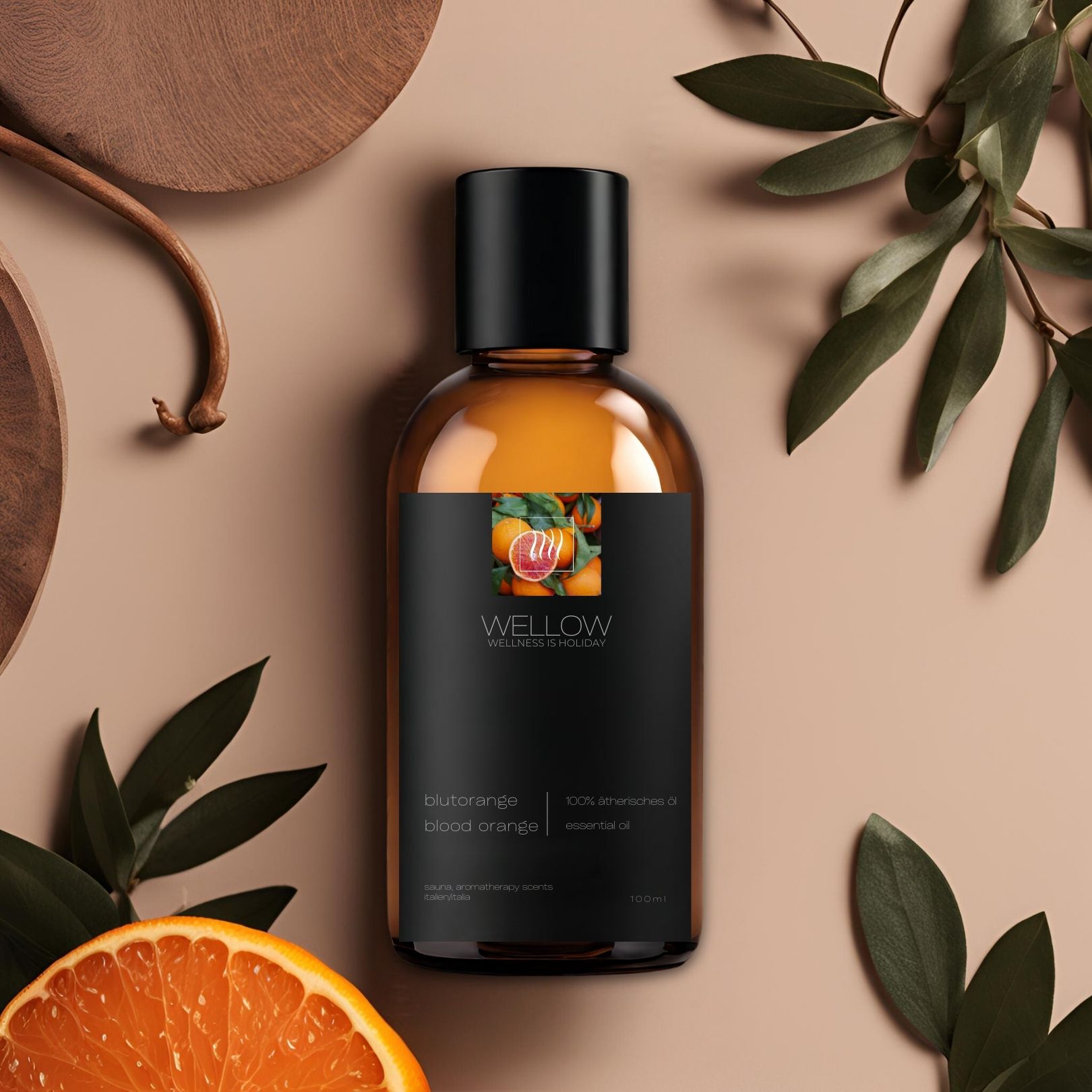 Flacon en verre brun avec bouchon noir et étiquette. Orange sanguine et feuilles vertes entourent le flacon.