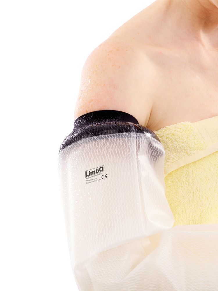 Gros plan d'une protection de bras. La protection est fixée au bras. Le produit a un manchon noir.