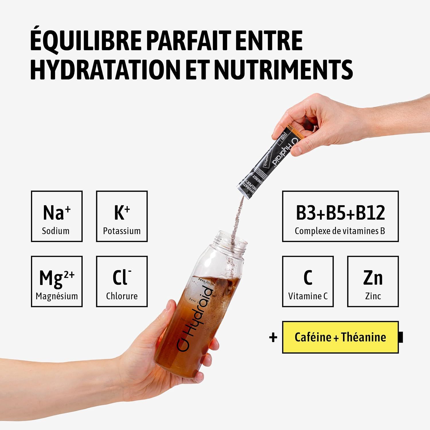 Une main verse une poudre d'hydratation d'un sachet dans une bouteille transparente contenant un liquide brun et des glaçons. Les minéraux et vitamines sont listés.