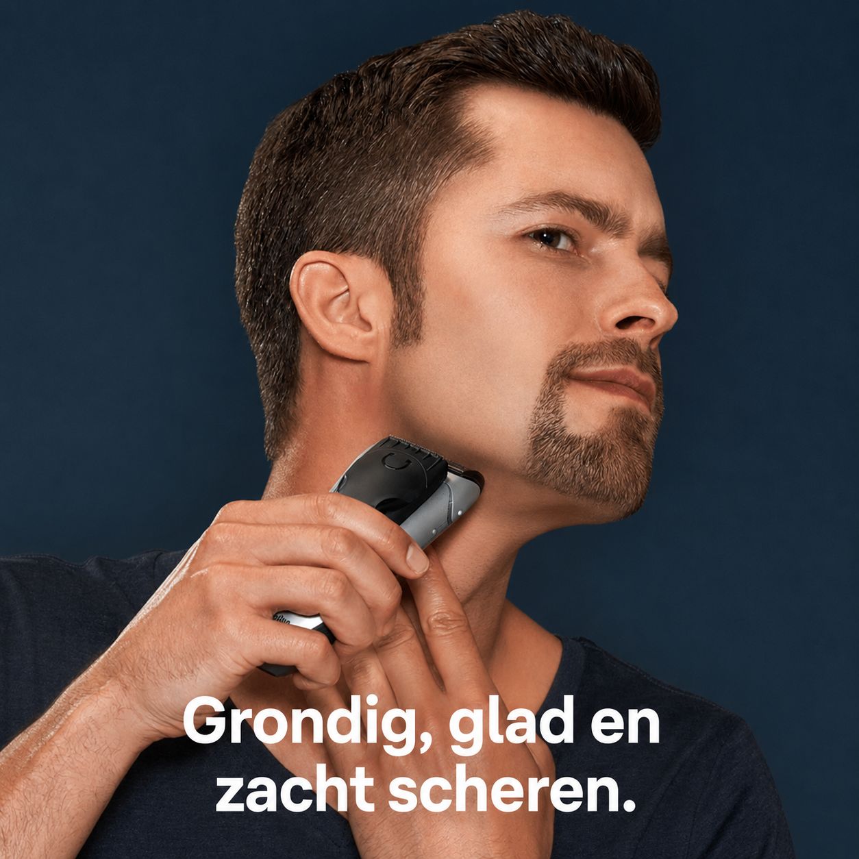 Man scheert zijn nek met een zwarte en zilveren trimmer.