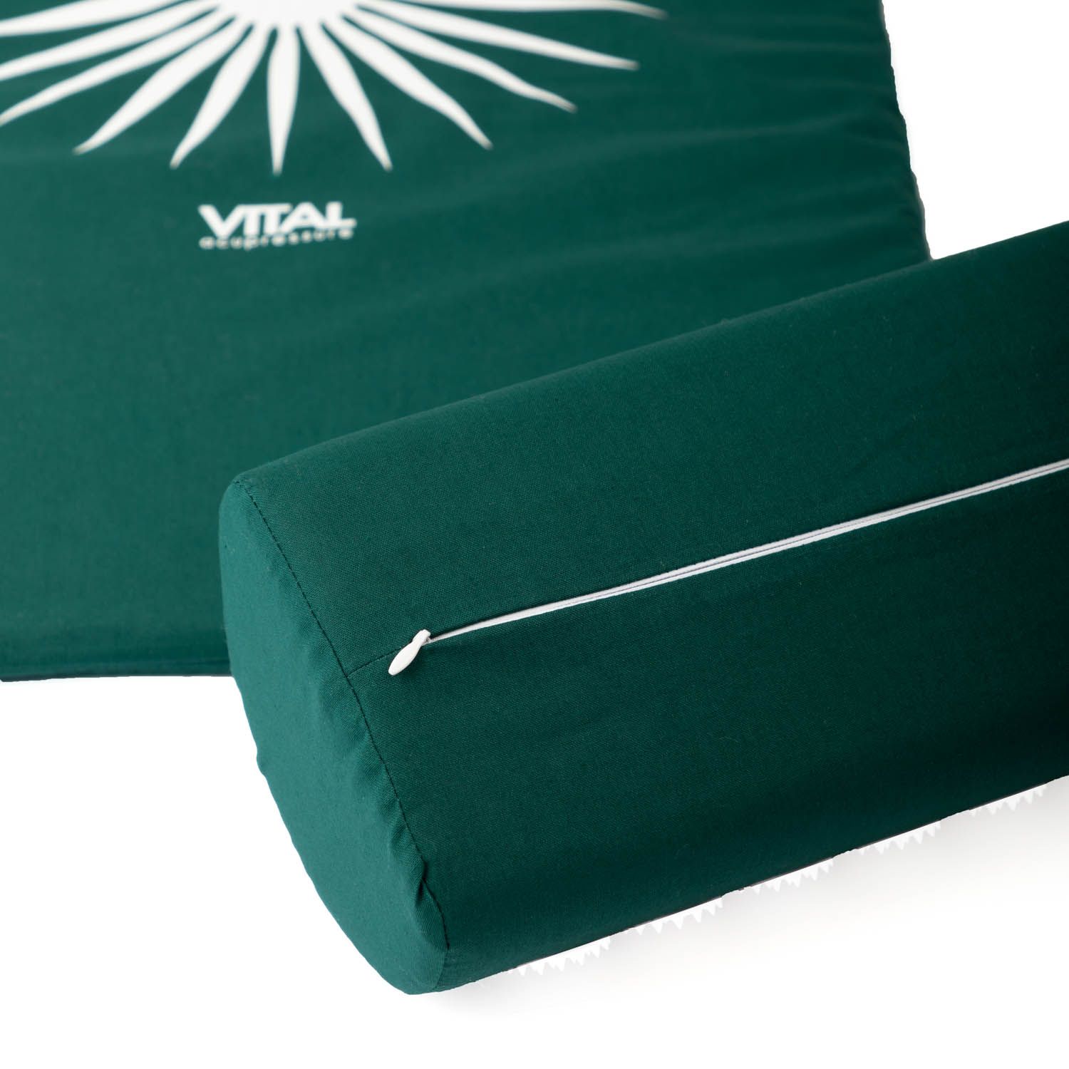 Coussin cervical et tapis verts. Fermeture éclair sur le coussin. Logo VITAL.