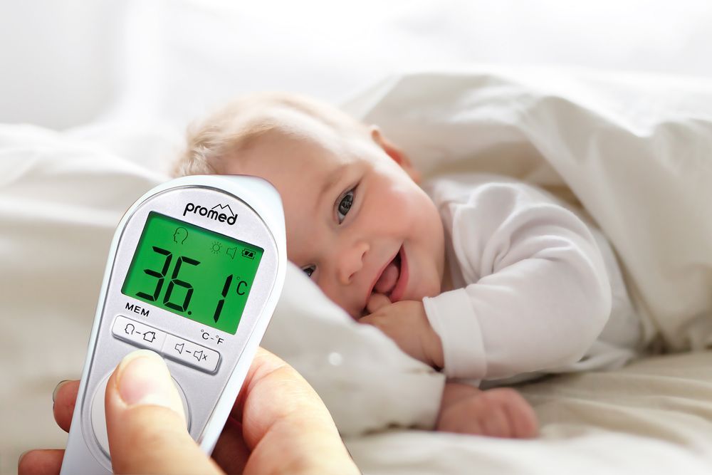 Thermomètre prend la température d'un bébé. Affichage: 36,1°C. En haut: "promed".