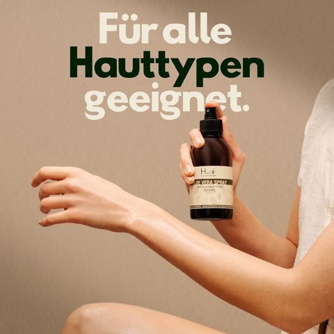 Persoon houdt een sprayfles vast. Tekst: Geschikt voor alle huidtypes.