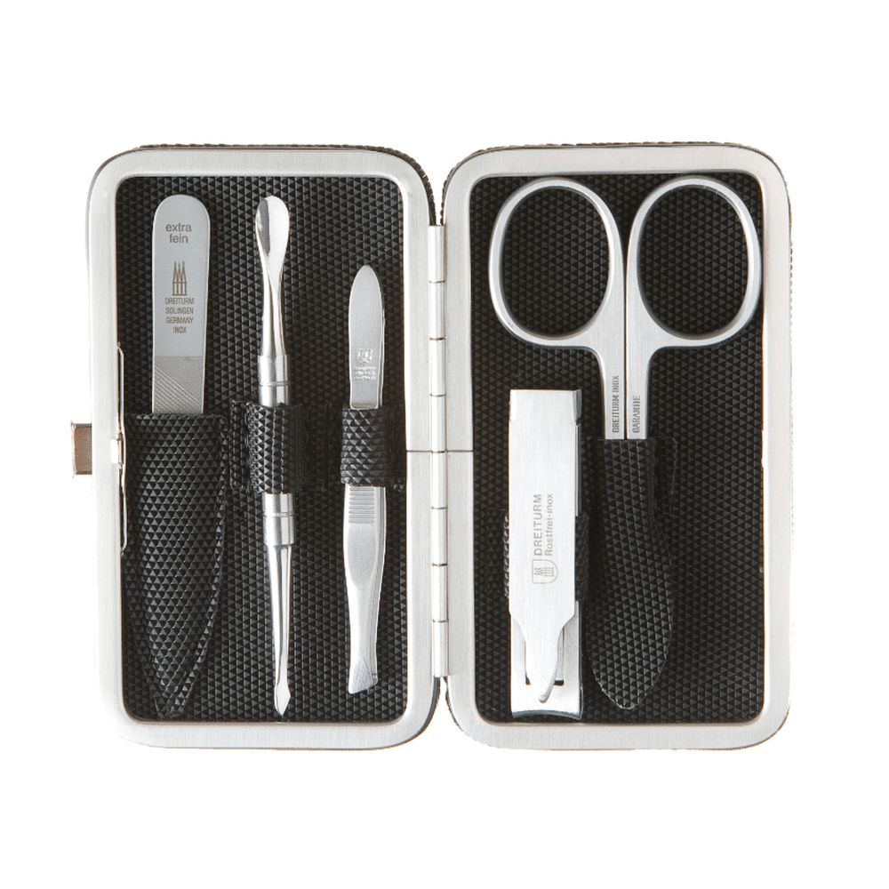 Manicureset in open, rechthoekige etui. Bevat nagelvijl, cuticle pusher, nagelknipper, pincet en schaar. Zwarte binnenvoering.